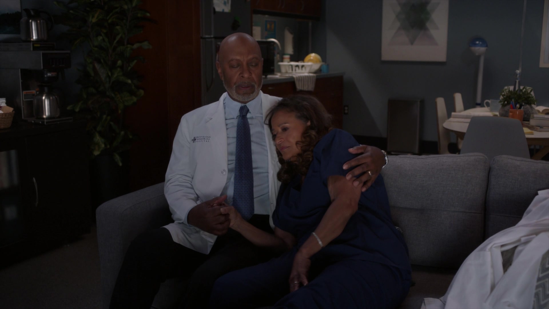 Greys_Anatomy_S19E10_1898.jpg