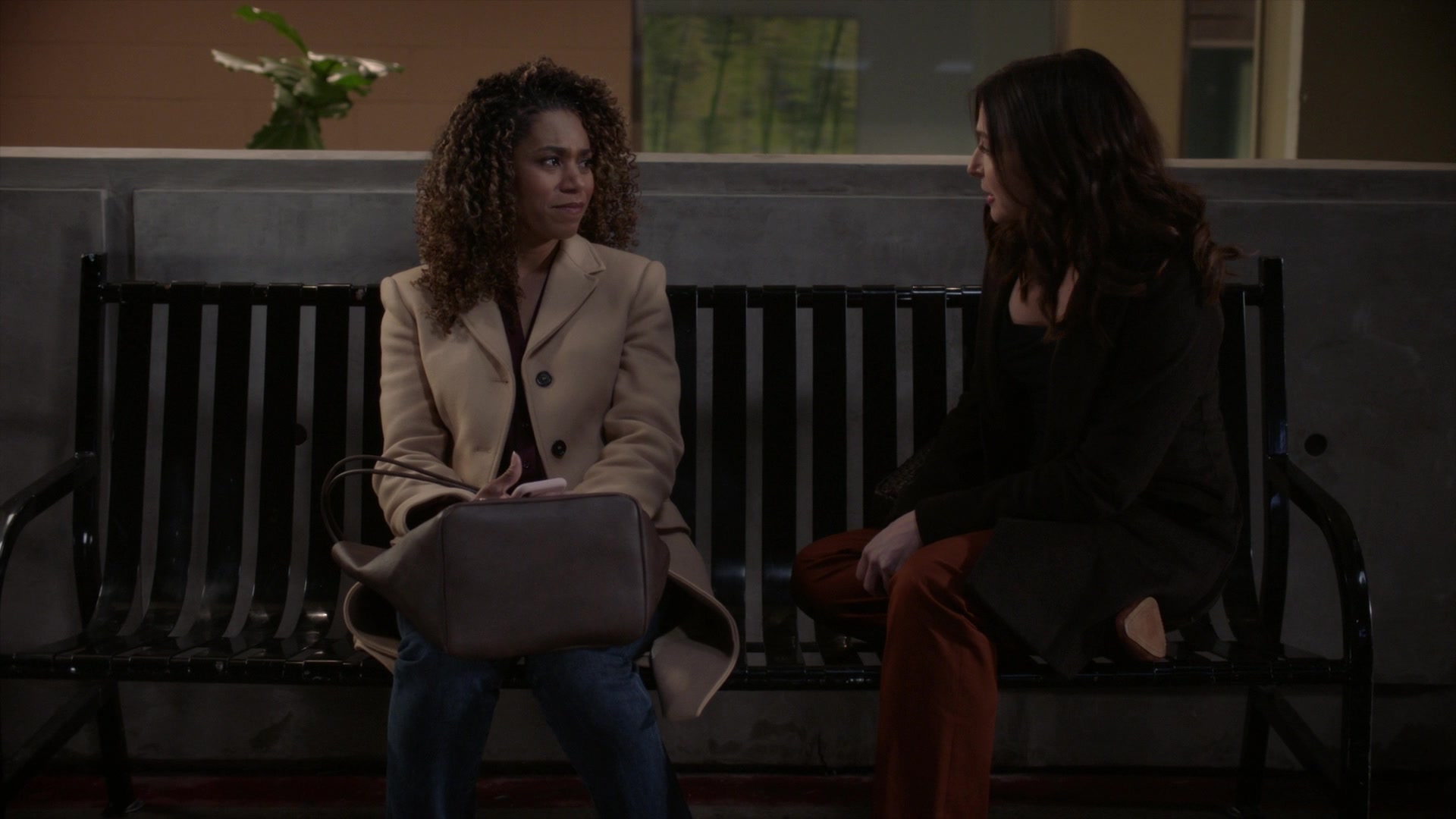Greys_Anatomy_S19E10_1942.jpg