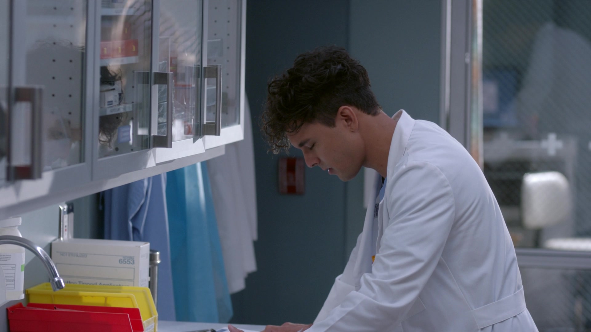 Greys_Anatomy_S19E11_1171.jpg