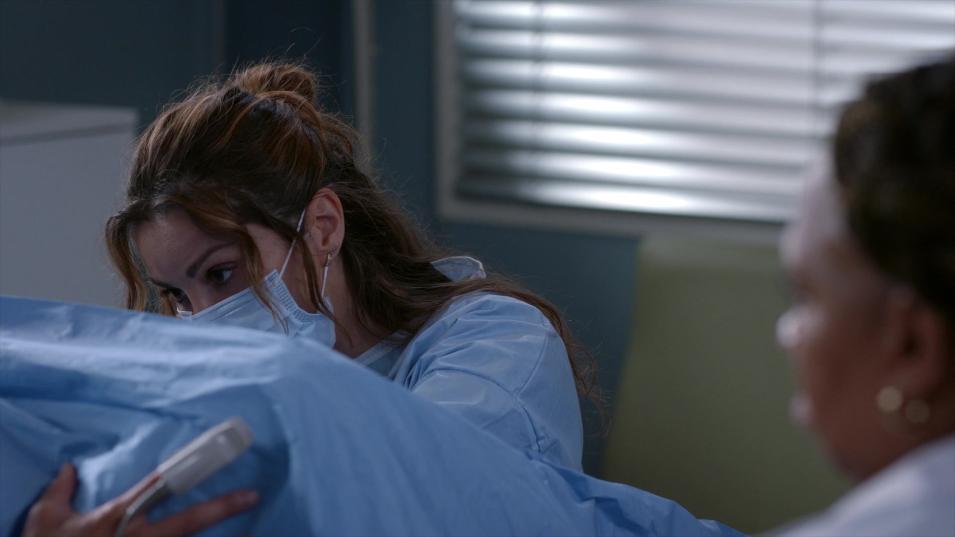 Greys_Anatomy_S19E11_1421.jpg
