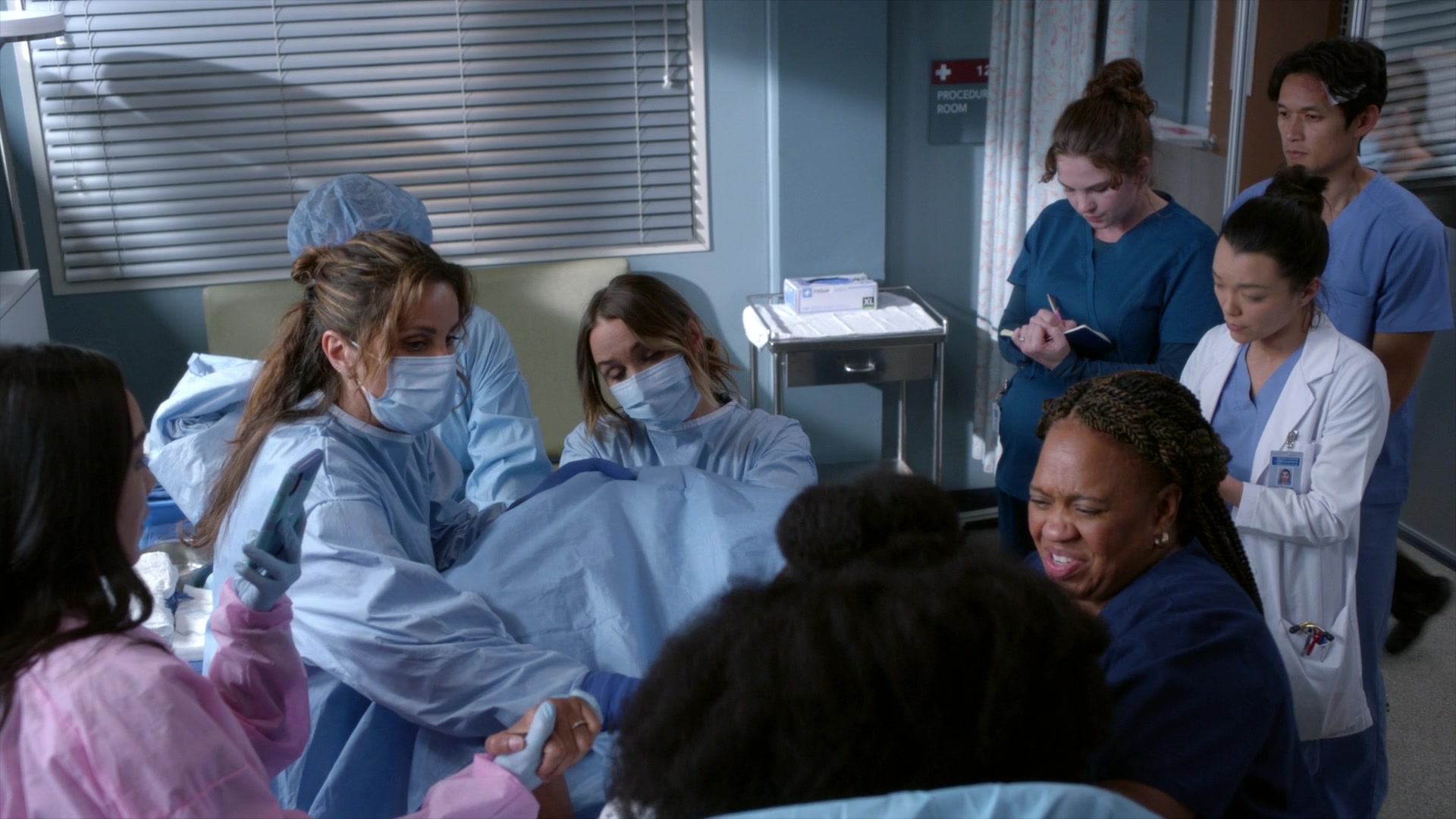 Greys_Anatomy_S19E11_1518.jpg