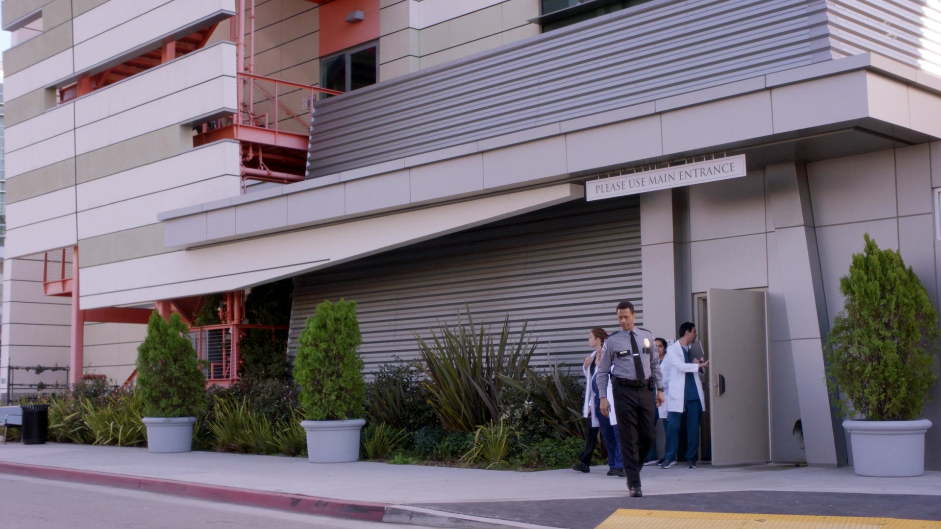 Greys_Anatomy_S19E11_1972.jpg