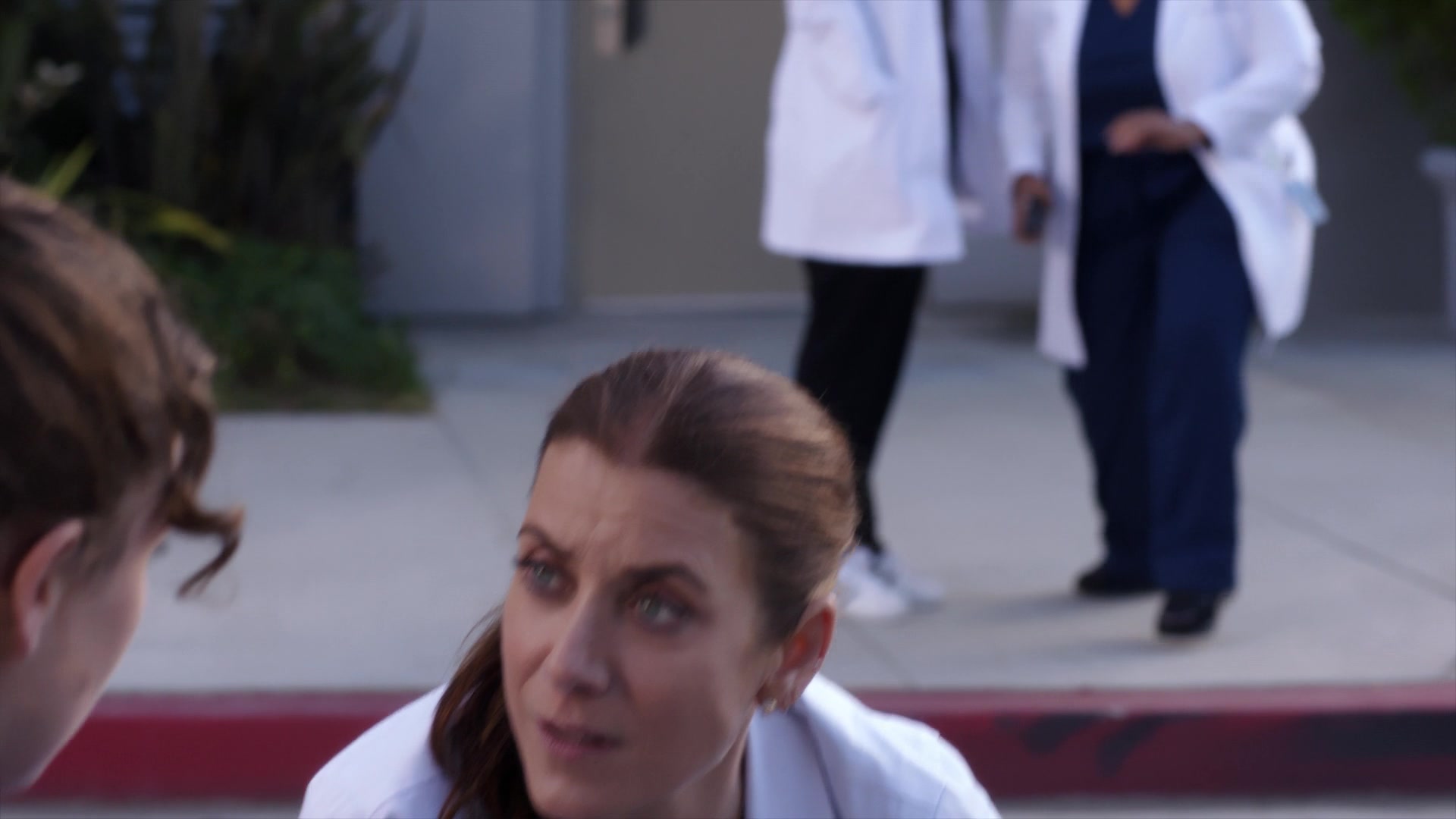 Greys_Anatomy_S19E11_1998.jpg
