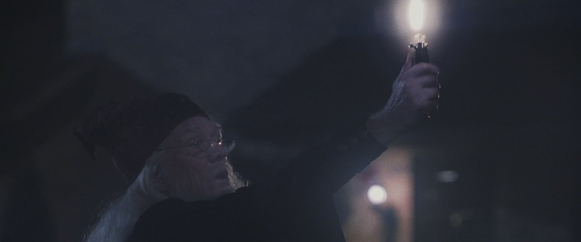 Делюминатор дамблдора. Puts the light on this. The weekend blinding light обложка. Гиф свет от ночника. Дамблдор и делюминатор.