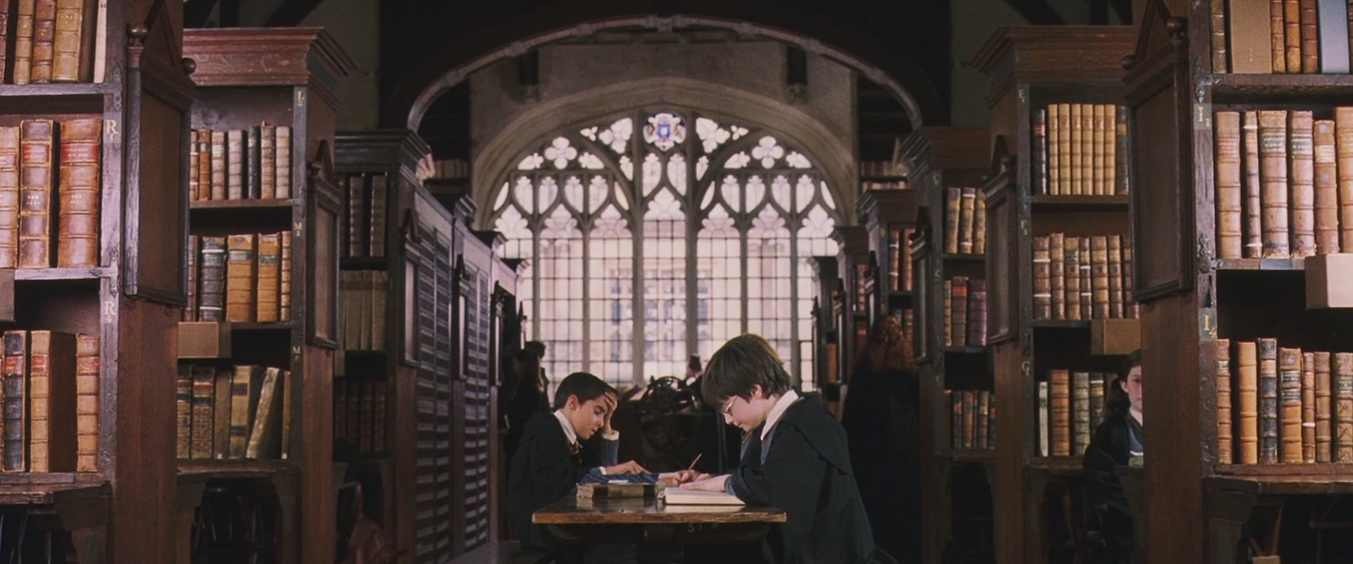 Библиотека хогвартса из гарри поттера. Библиотека хогвартса библиотека хогвартса. Библиотека из гарри поттера хогвартс. Гарри поттер библиотека хогвартса. Как пройти в библиотеку хогвартса.