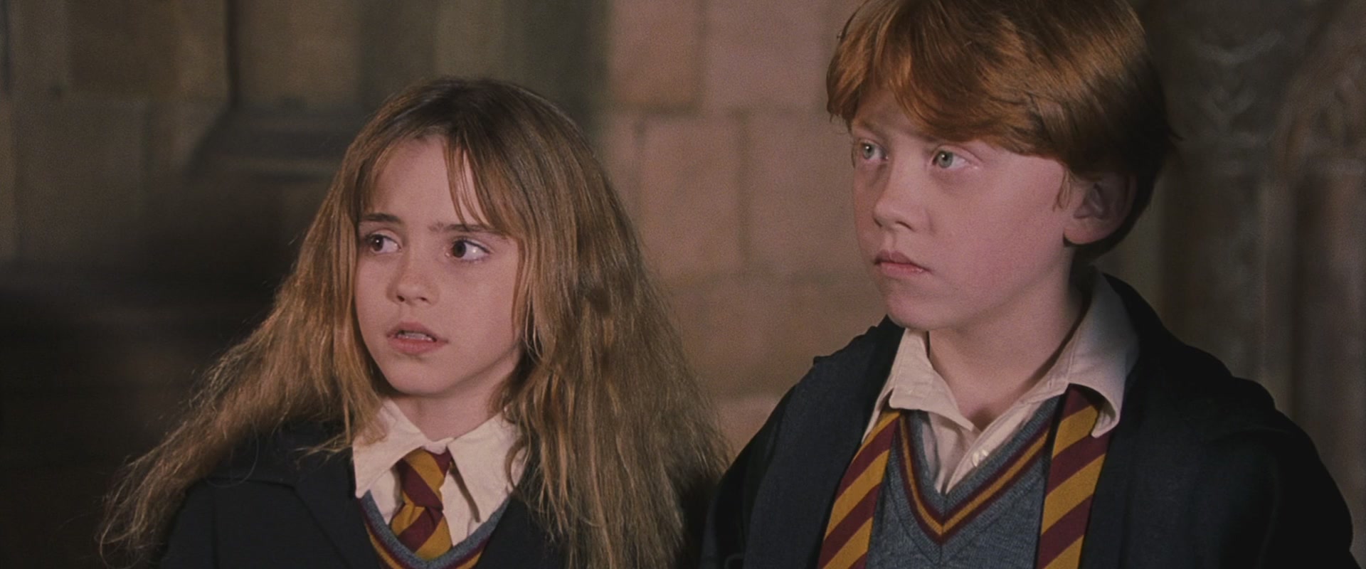 Гермиона где гермиона с роном. Рон уизли философский камень. Гермиона где гермиона с роном. Рон и гермиона левиоса. Рон уизли и гермиона грейнджер обнимаются.