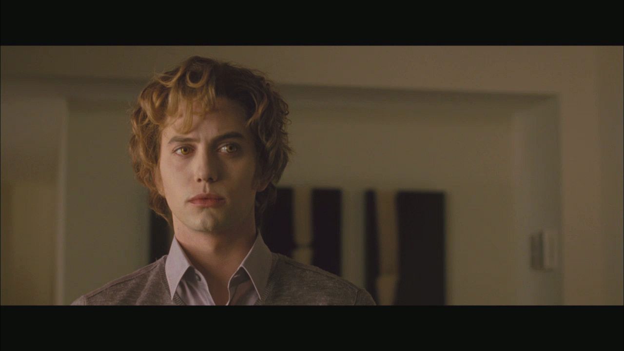 NewMoonMTVClip0069.jpg
