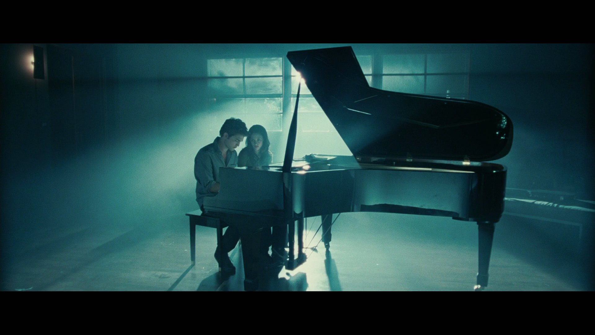 Piano in the sky. Роберт Паттинсон за пианино. Эдвард Каллен и рояль. Эдвард Каллен за роялем. Эдвард Каллен на пианино.