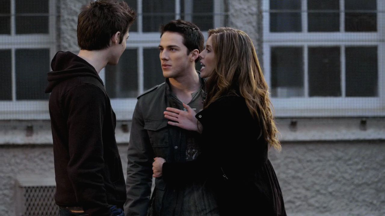 101VampireDiaries0205.jpg