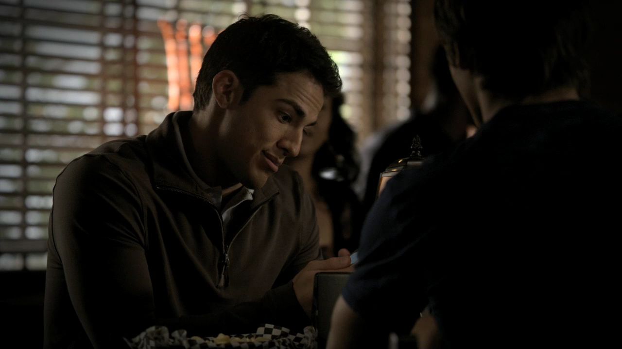 205VampireDiaries0405.jpg