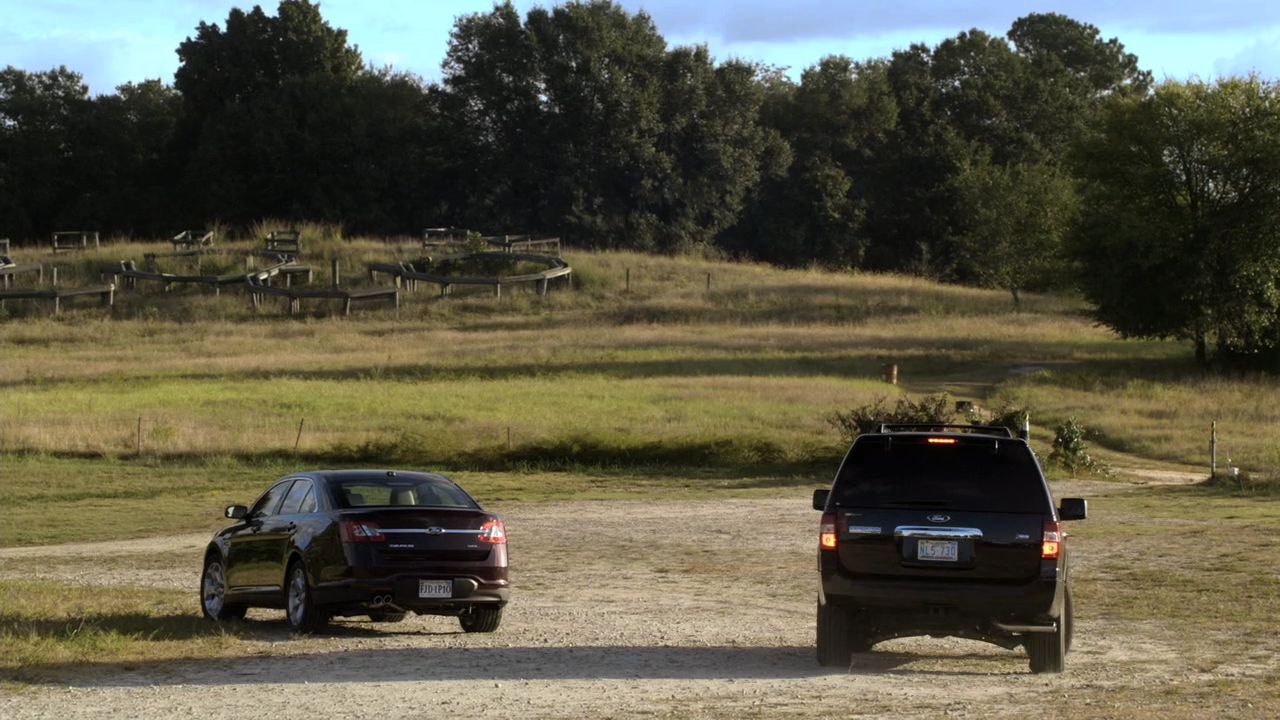208VampireDiaries0004.jpg