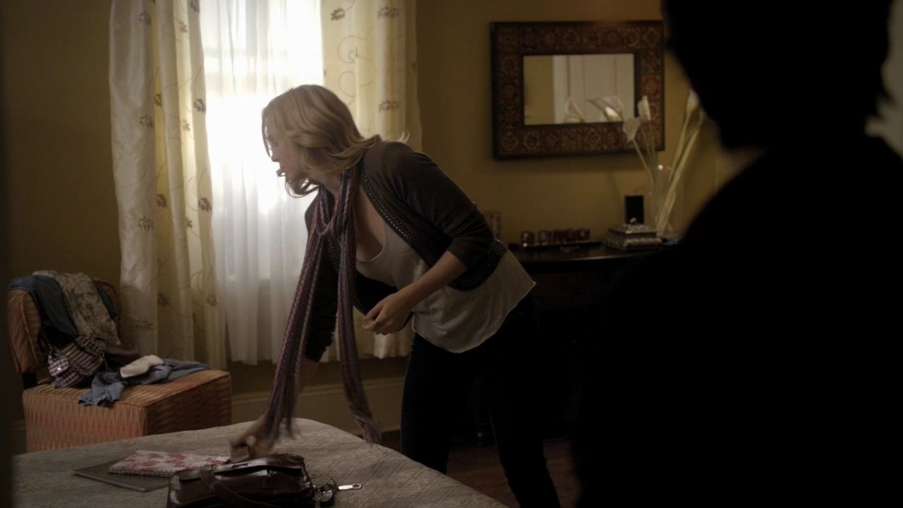 208VampireDiaries0105.jpg