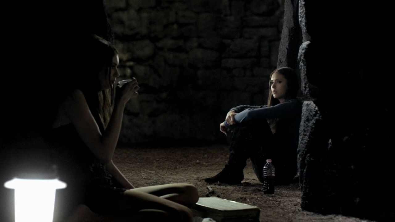 фотосессия на кладбище. девушка в склепе. готы на кладбище. дневники вампира кэтрин пирс в склепе. тисульская спящая красавица.