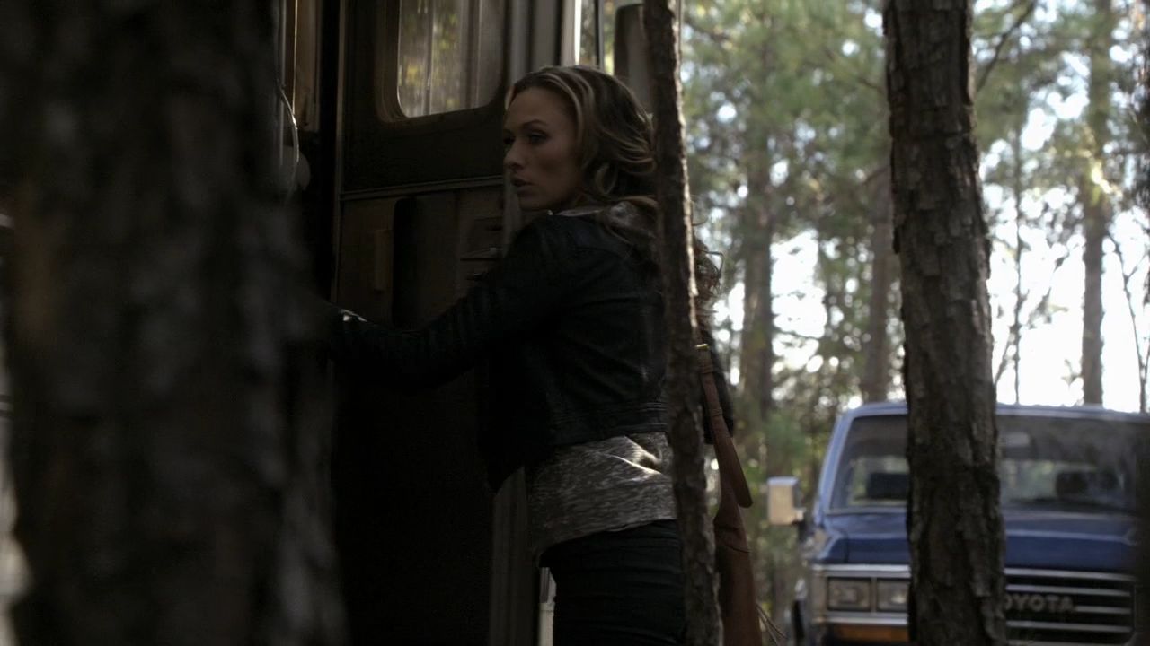 213VampireDiaries0402.jpg
