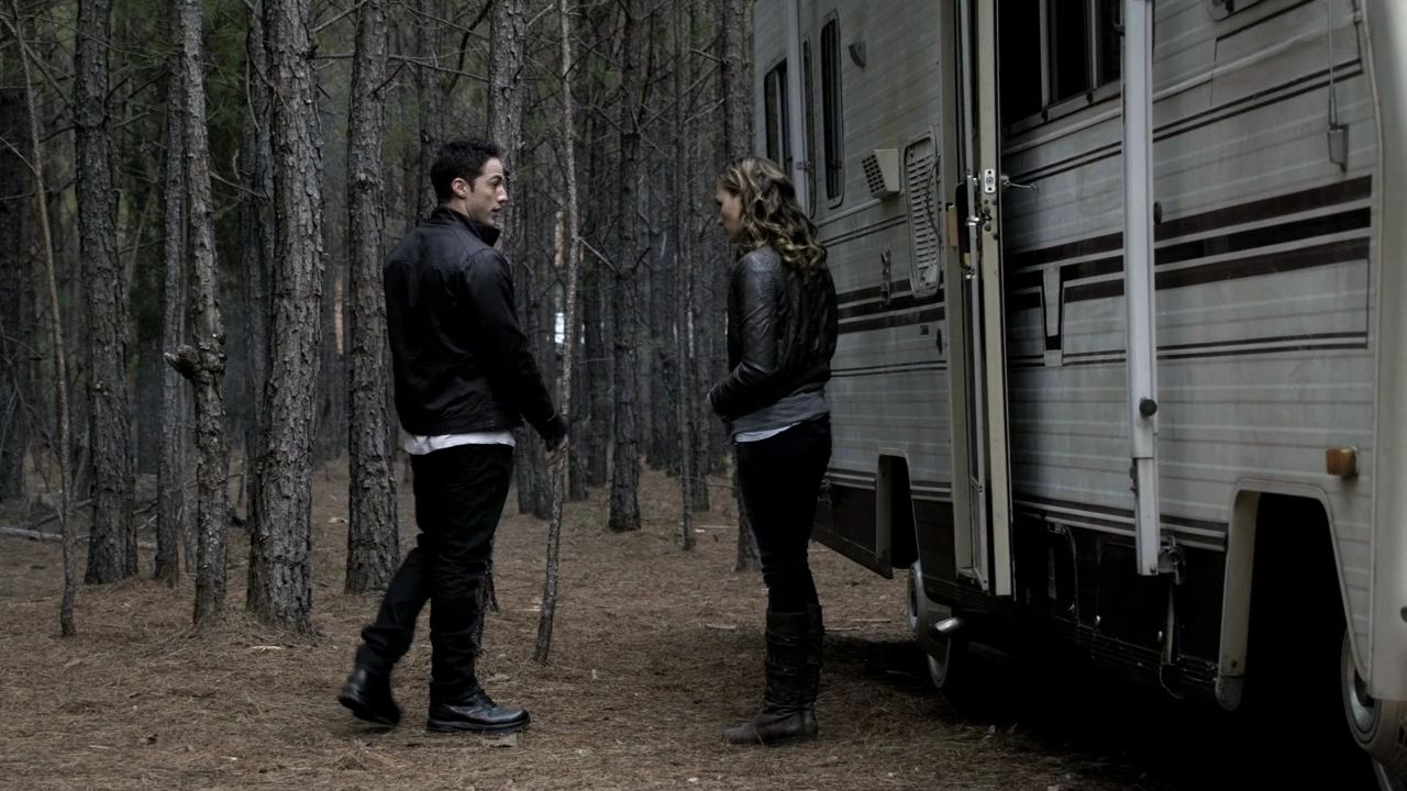214VampireDiaries0202.jpg
