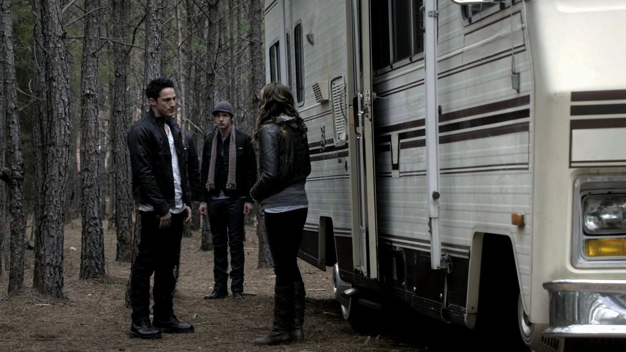 214VampireDiaries0208.jpg
