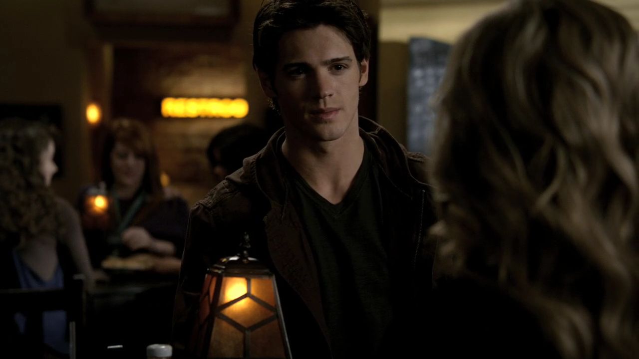 214VampireDiaries0500.jpg