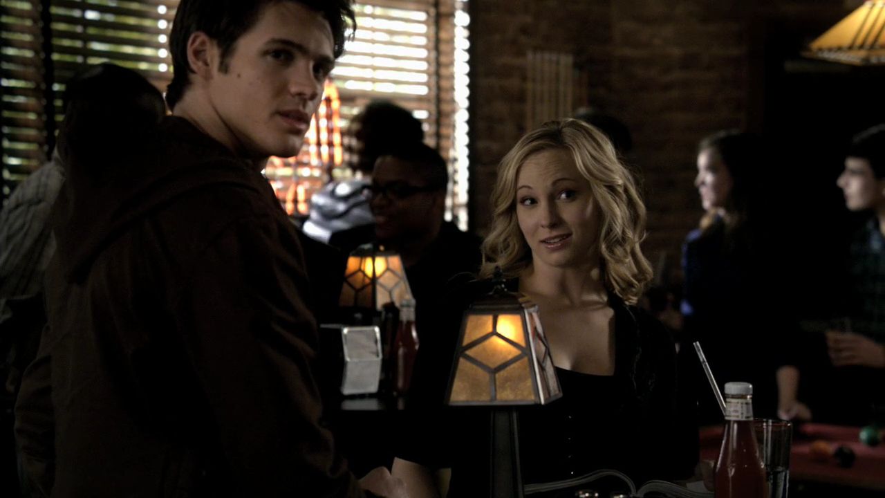 214VampireDiaries0504.jpg