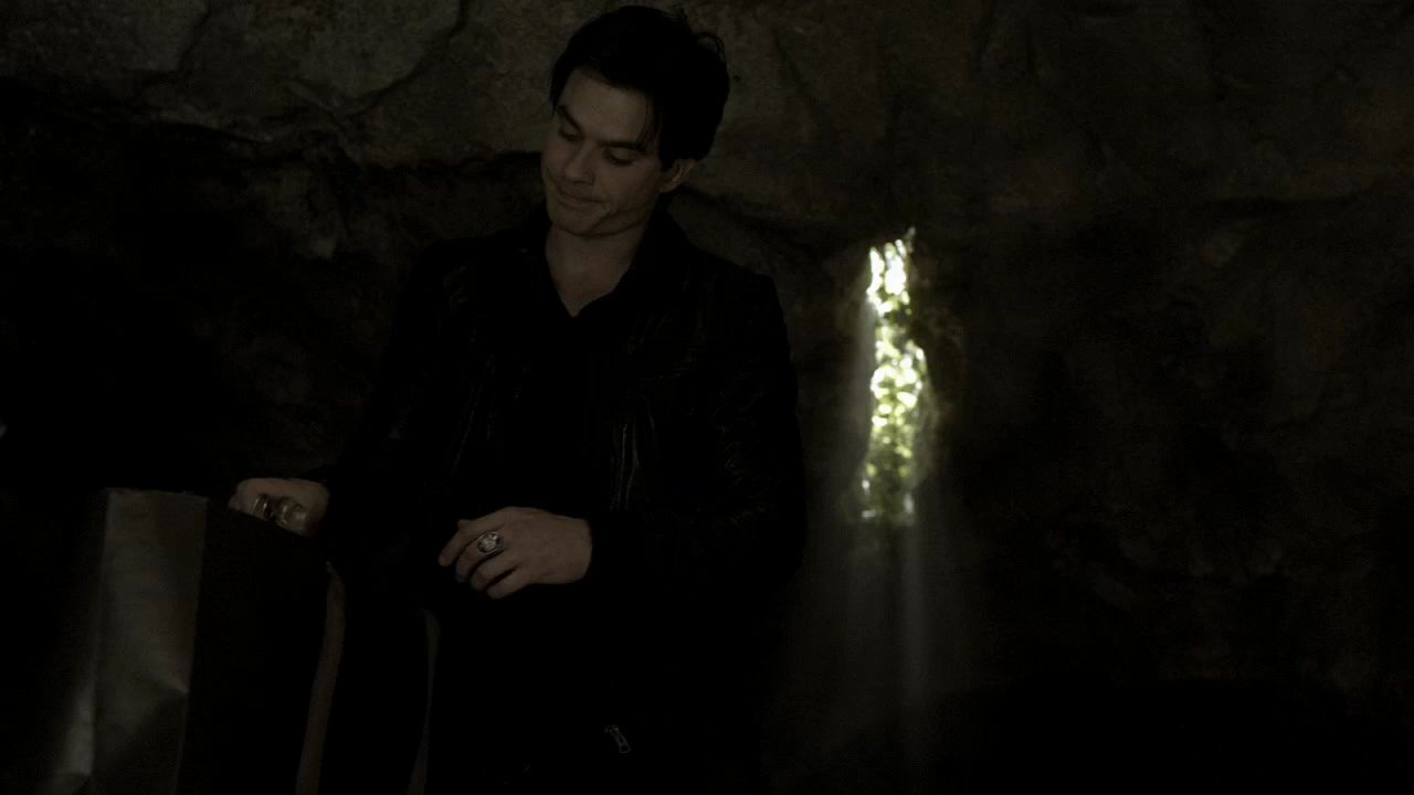 215VampireDiaries0512.jpg