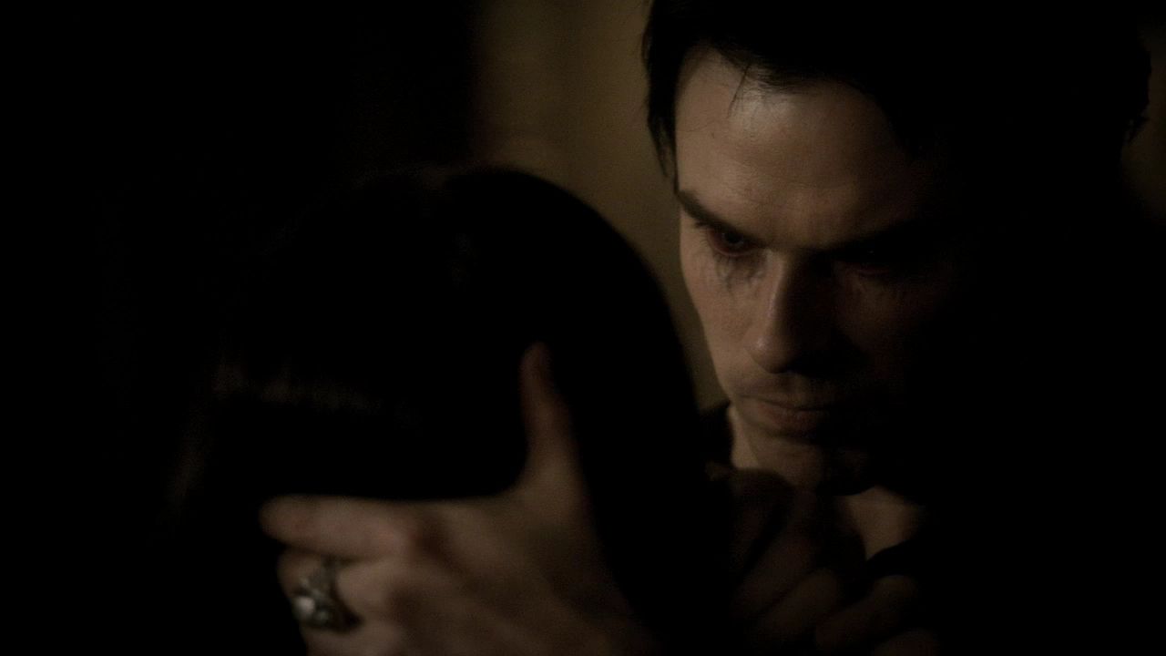 220VampireDiaries0402.jpg