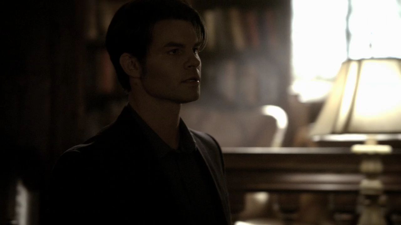220VampireDiaries0501.jpg