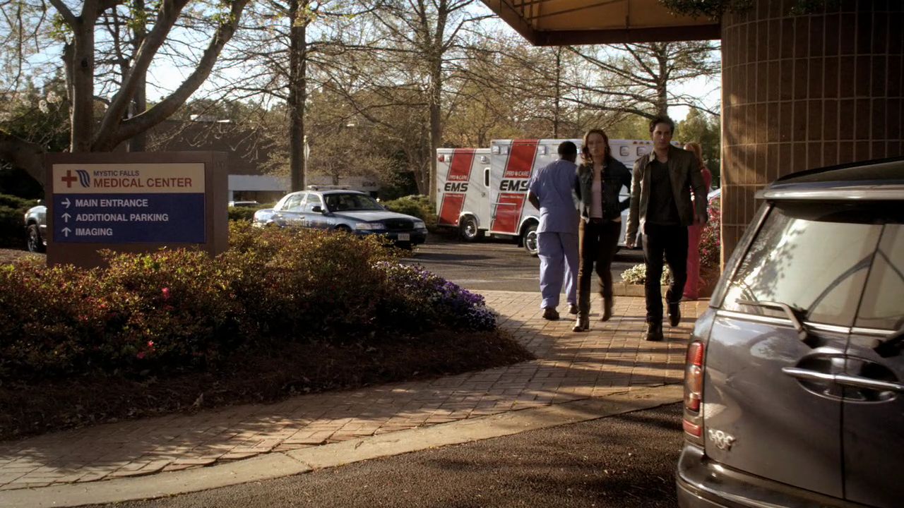 220VampireDiaries0602.jpg