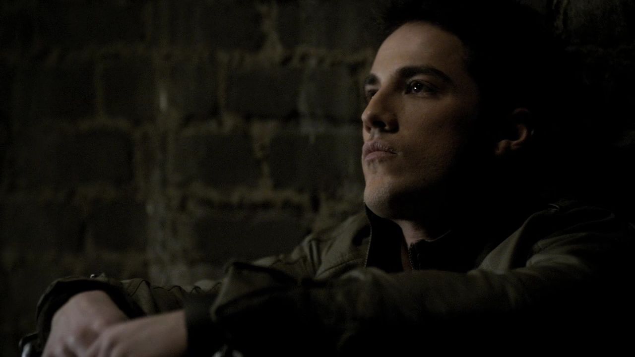 220VampireDiaries1212.jpg